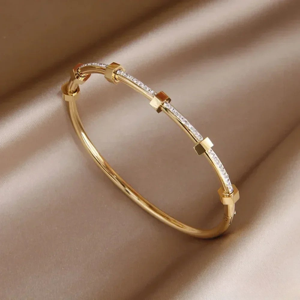 Elegantní zlatý náramek v lehkém designu